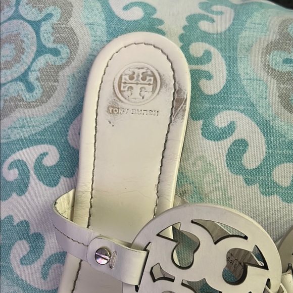 Tory Burch White Leather Sandals with Iconic Logo - Picture 2 of 9